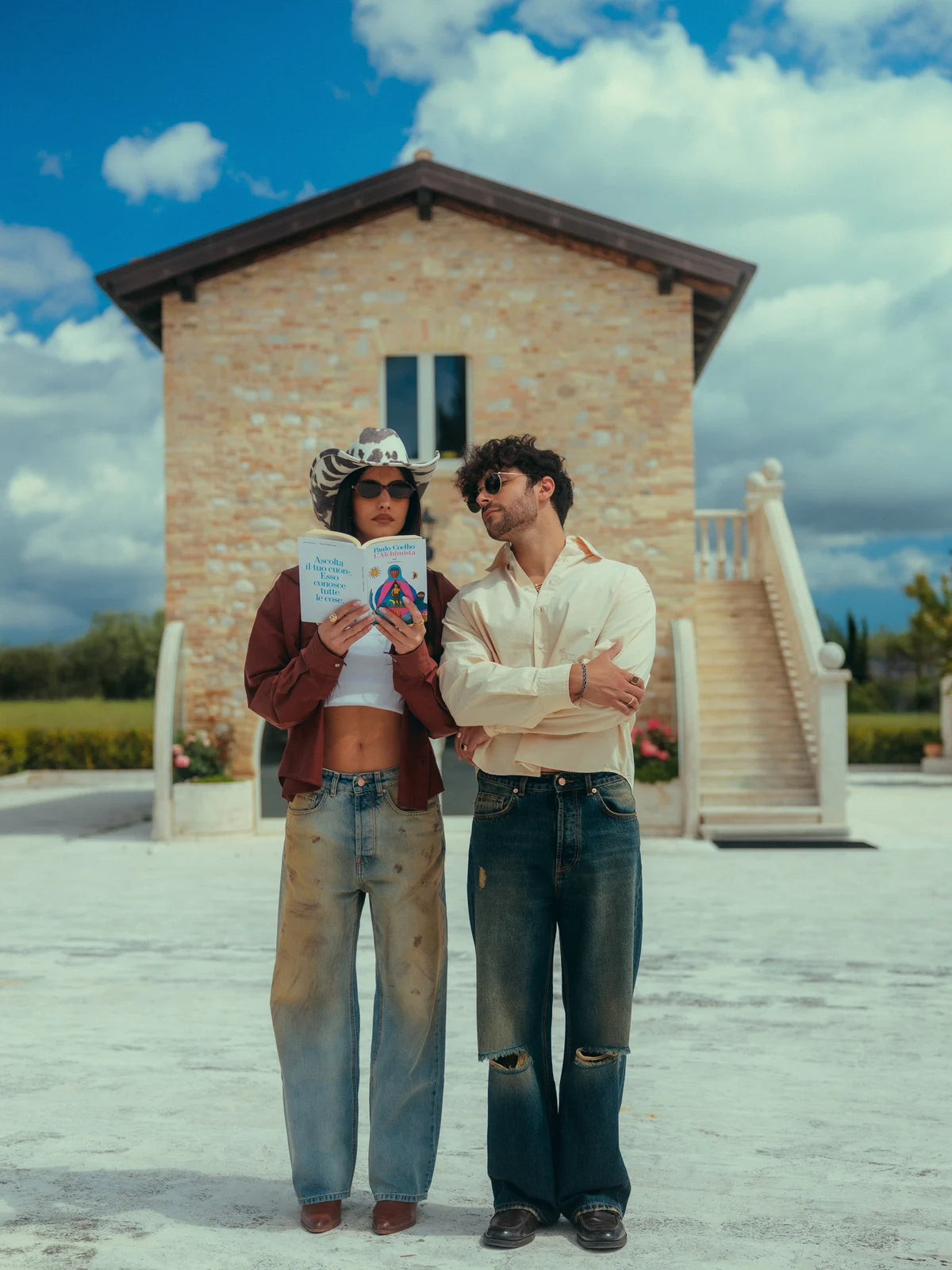 The Art of Dreams, due figure davanti alla casa