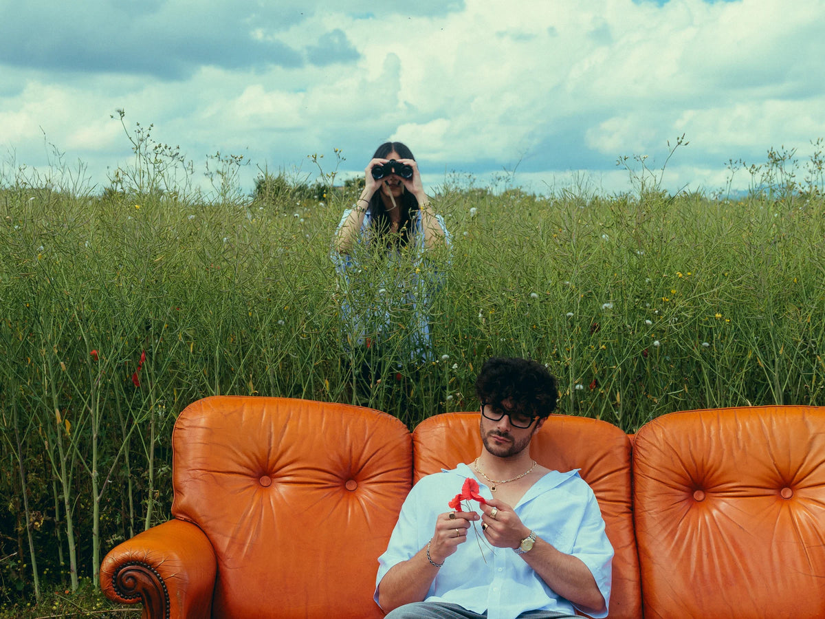 The Art of Dreams, sul divano arancione nel campo