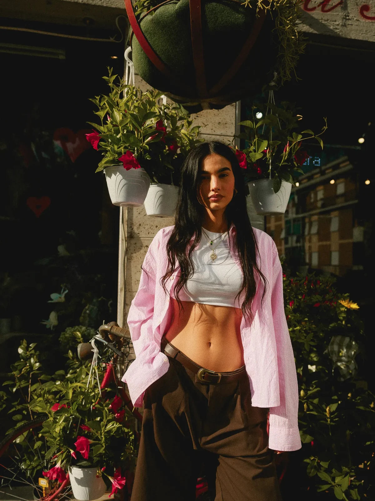 Flower Therapy, camicia rosa fra i fiori