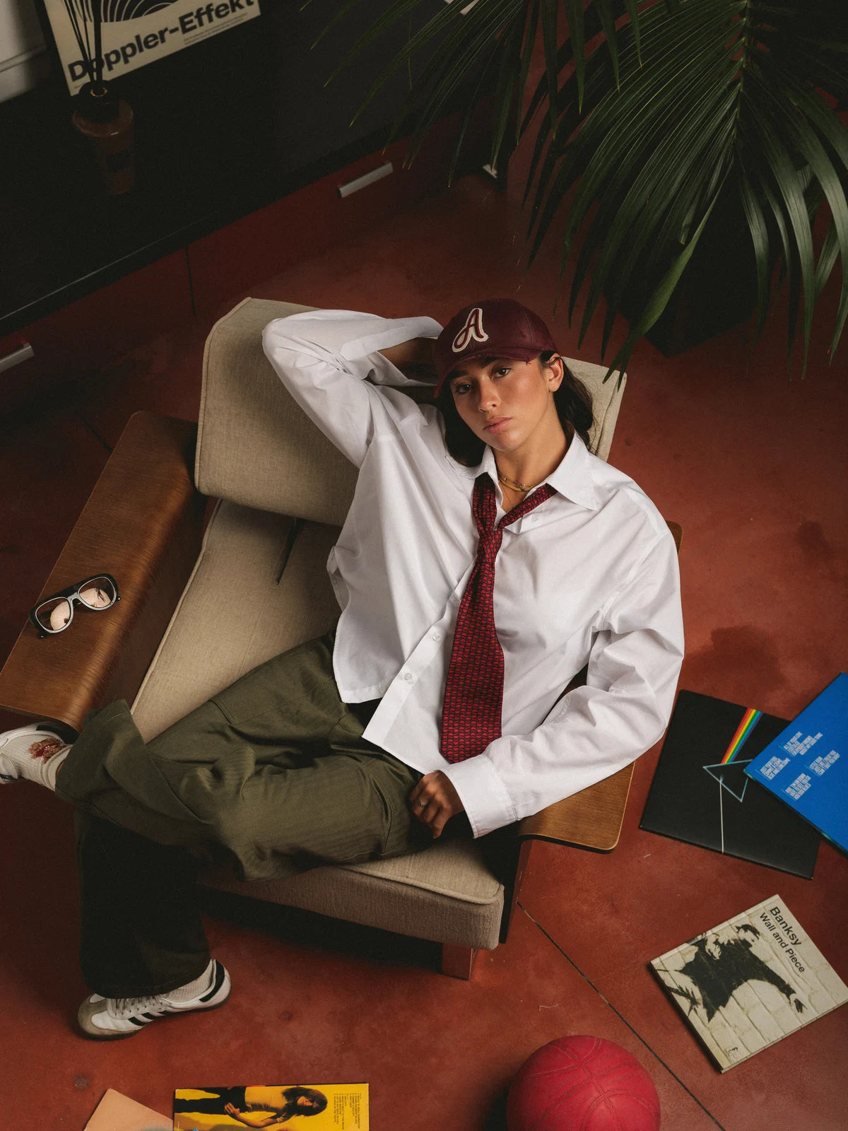 Routine Damn Routine, camicia bianca e cravatta per terra