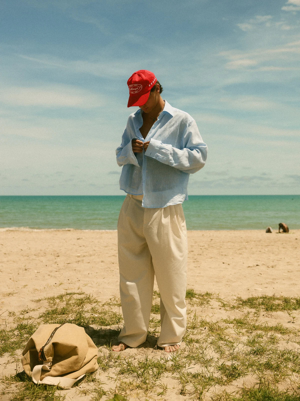 Sapore di Sale, cappellino rosso davanti al mare