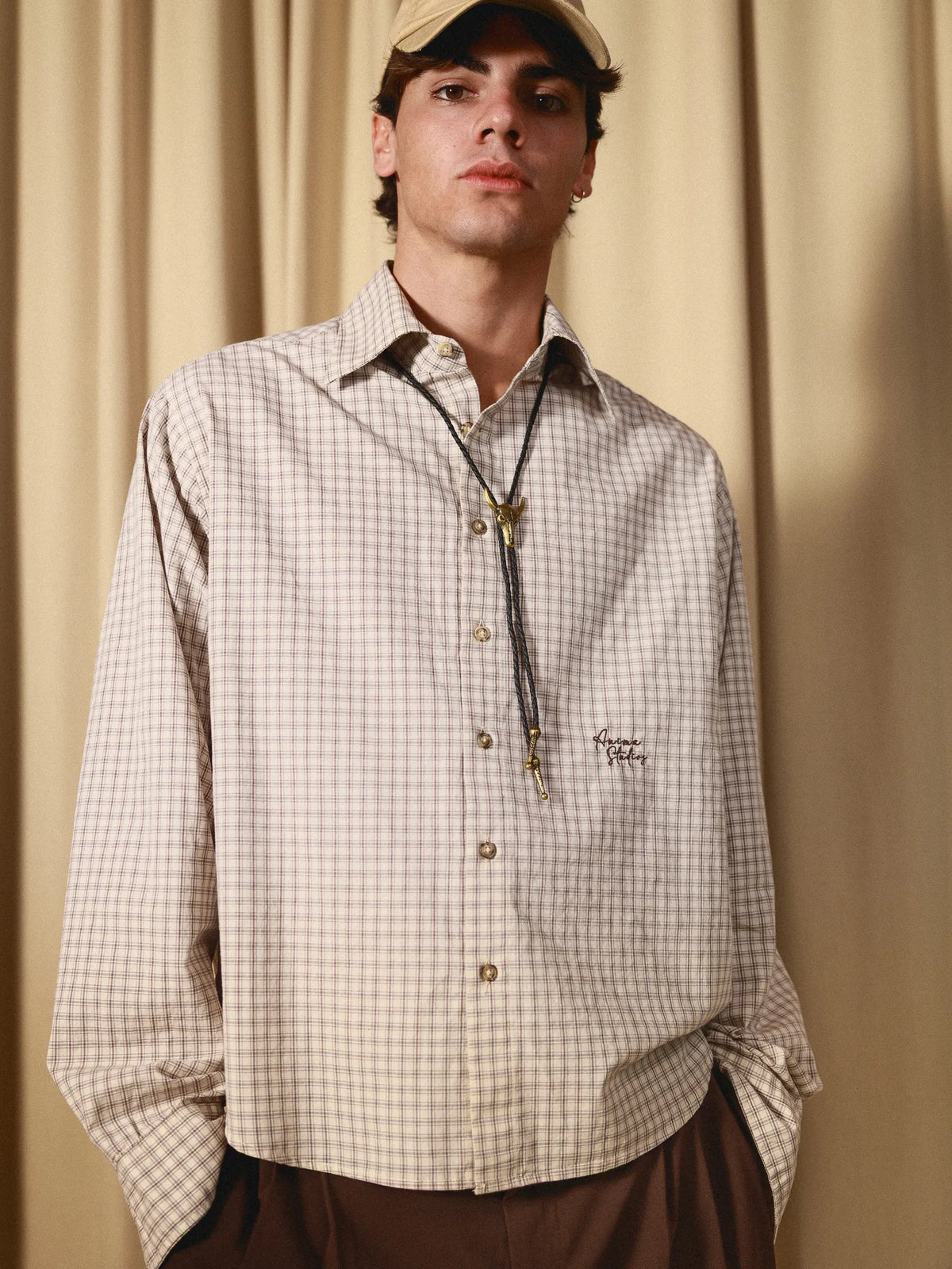 Check Shirt Beige Check Anima Studios indossata, vista posteriore