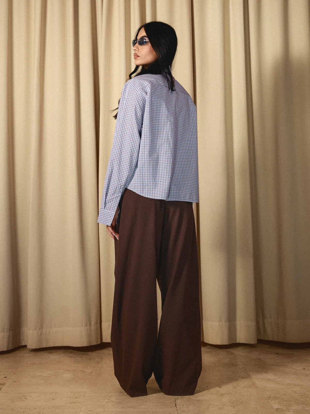 Check Shirt Blue Check Anima Studios indossata, vista di lato