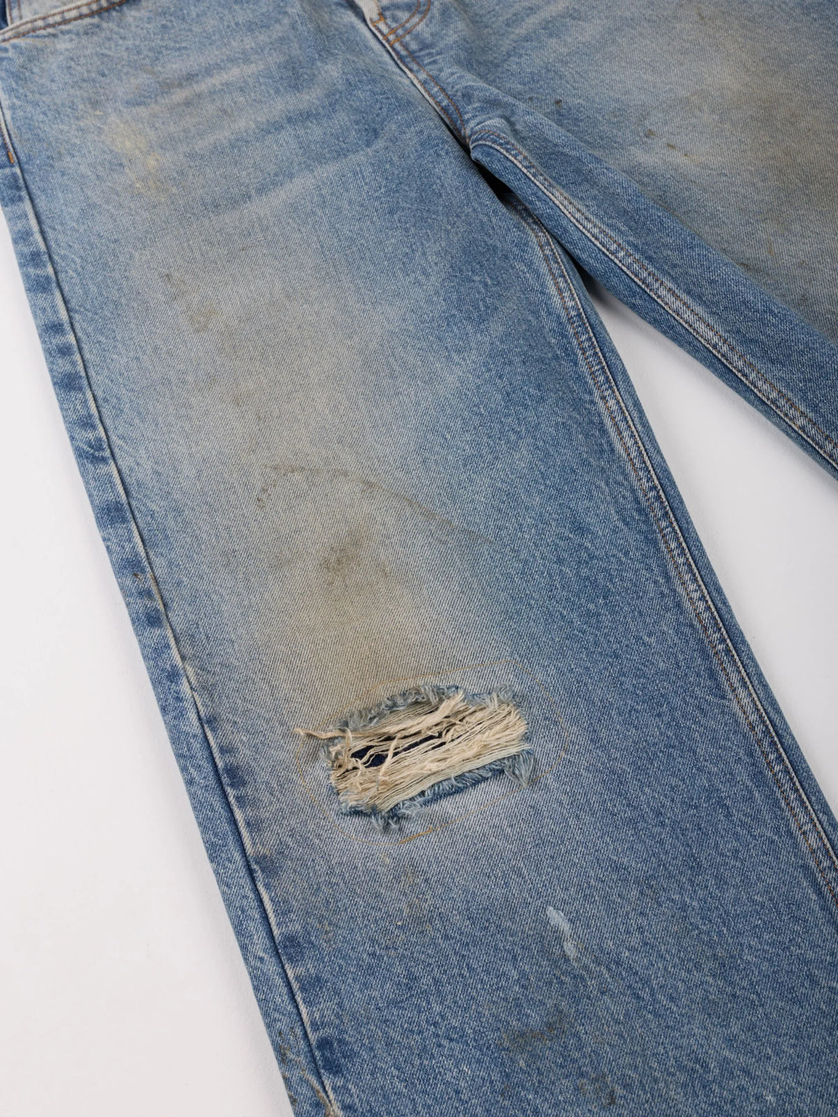 Dust Washed Denim Anima Studios, dettaglio del lavaggio e dello strappo