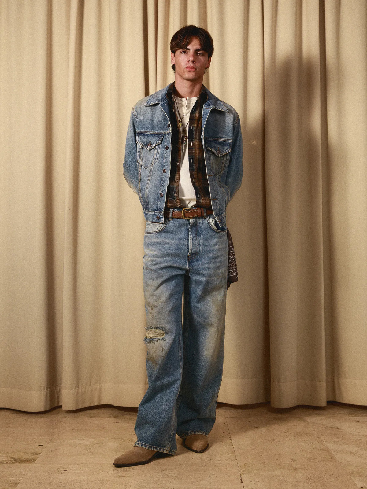 Dust Washed Denim Jacket Anima Studios indossato, vista frontale