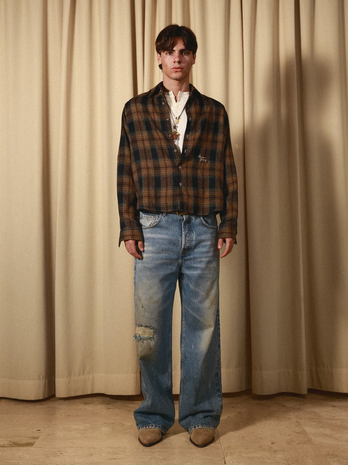 Dust Washed Denim Anima Studios indossato, vista frontale