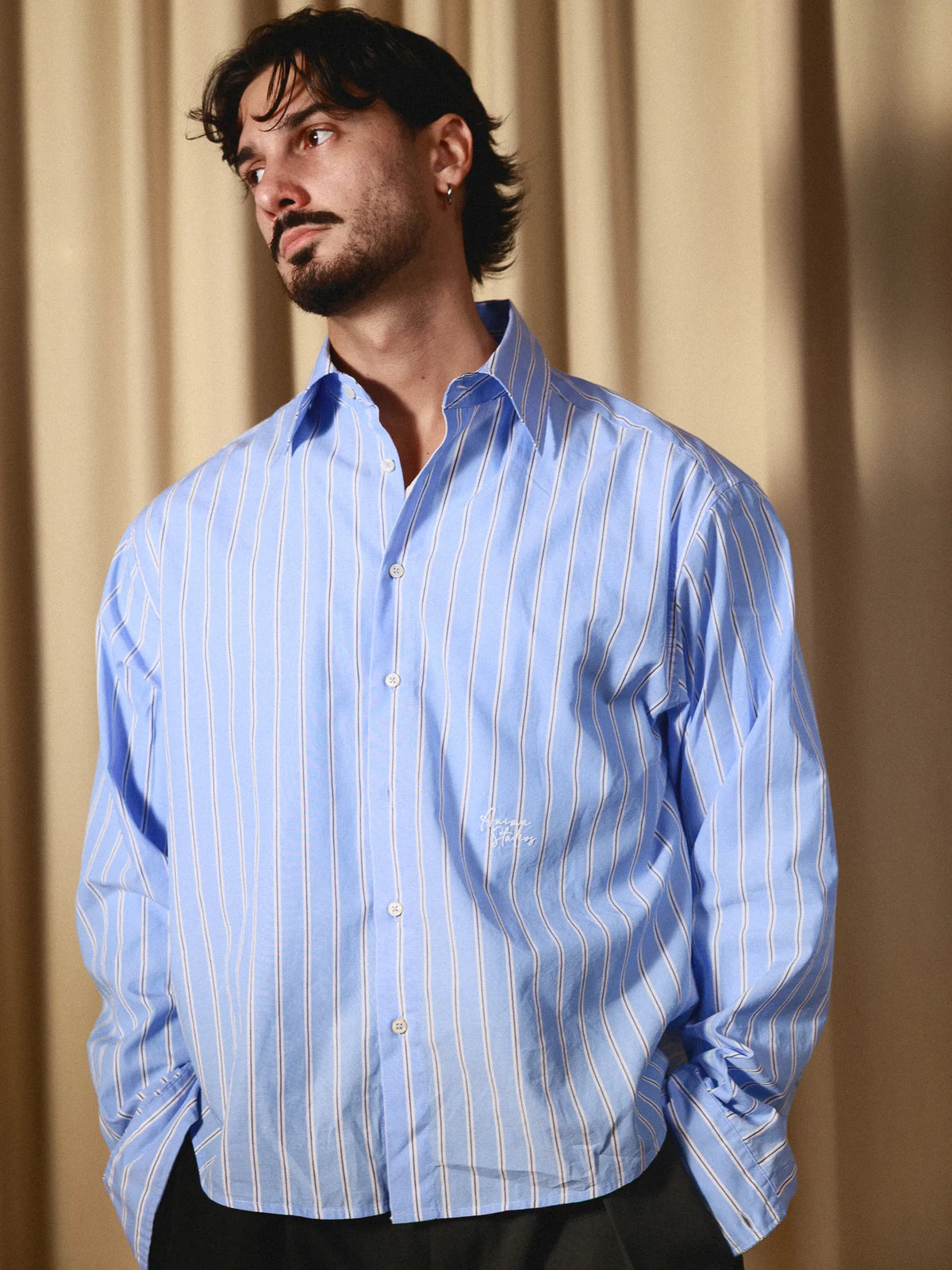 Stripe Shirt Anima Studios indossata, dettaglio del colletto
