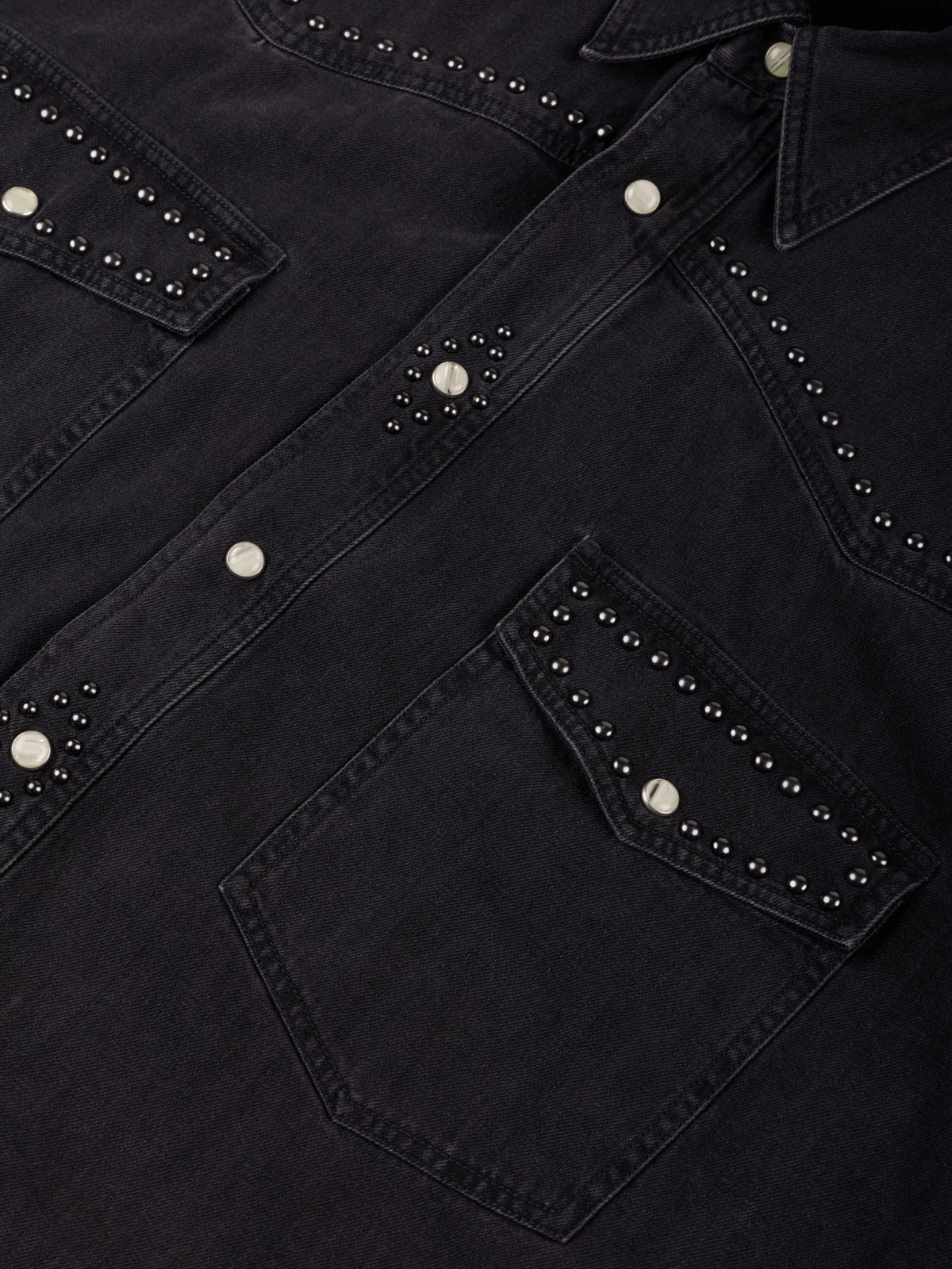 Studded Denim Overshirt Anima Studios, dettaglio delle borchie sul taschino