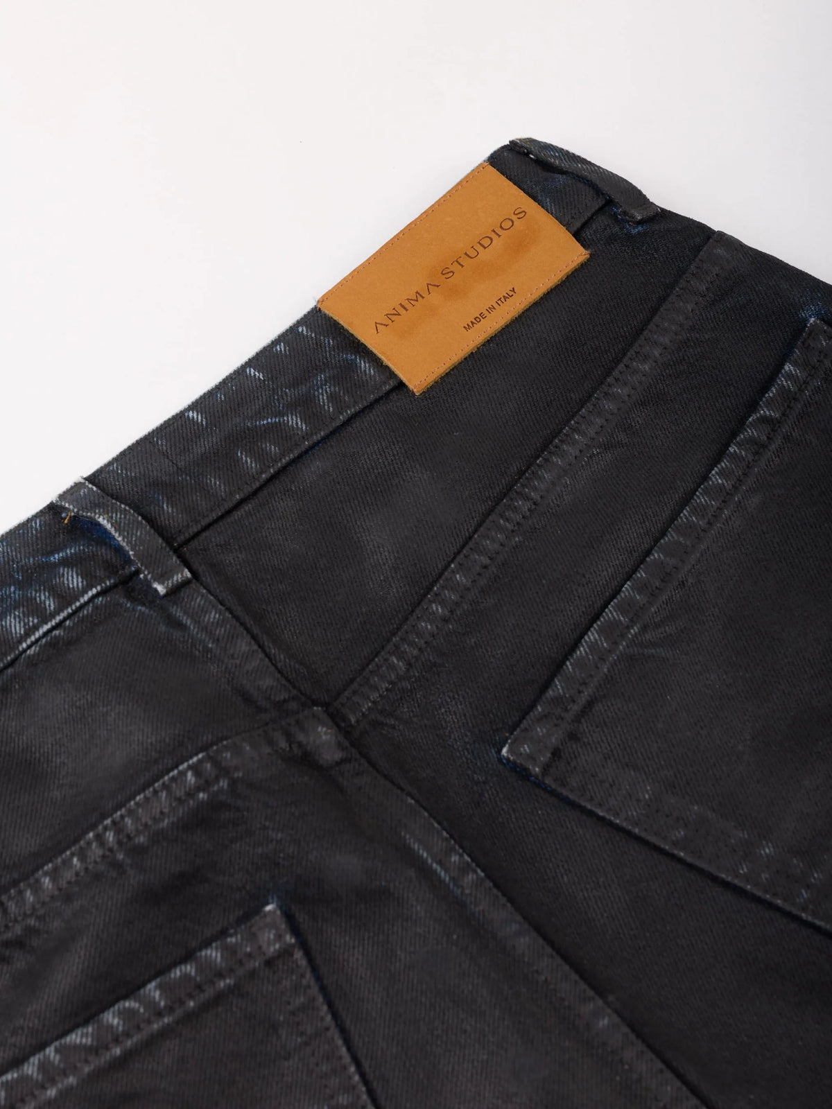 Waxed Denim Anima Studios, dettaglio della spalmatura e del patch in pelle