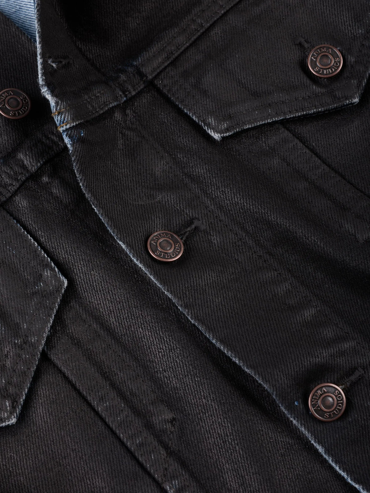 Waxed Denim Jacket Anima Studios, dettaglio del taschino e dei bottoni in rame