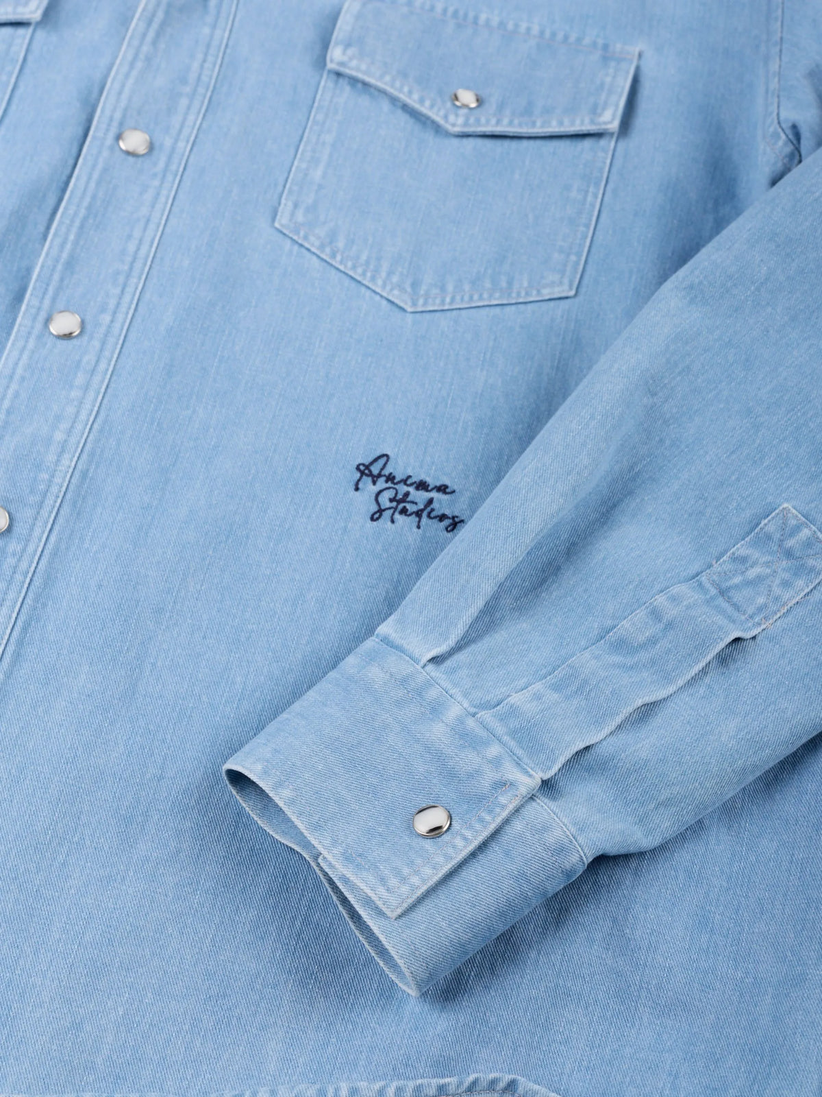 Western Denim Overshirt Anima Studios, dettaglio del ricamo e del polsino