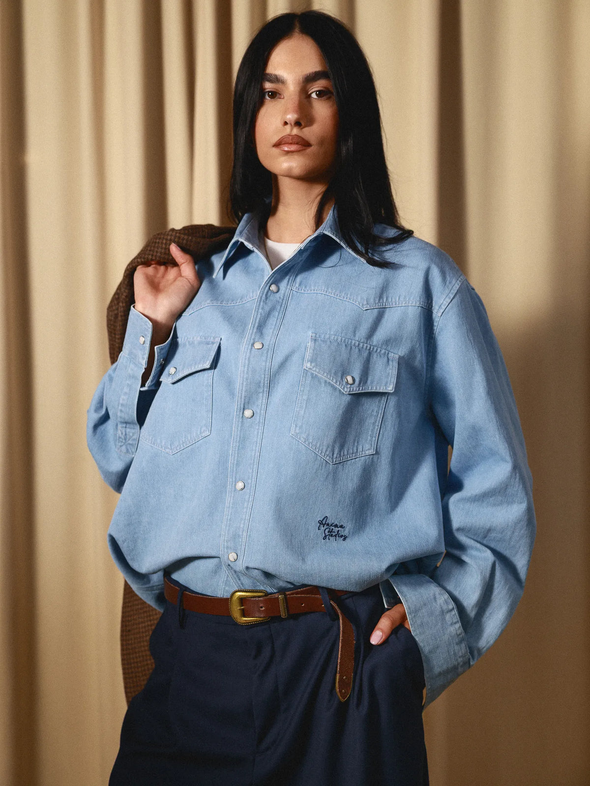 Western Denim Overshirt Anima Studios indossata, vista frontale ravvicinata