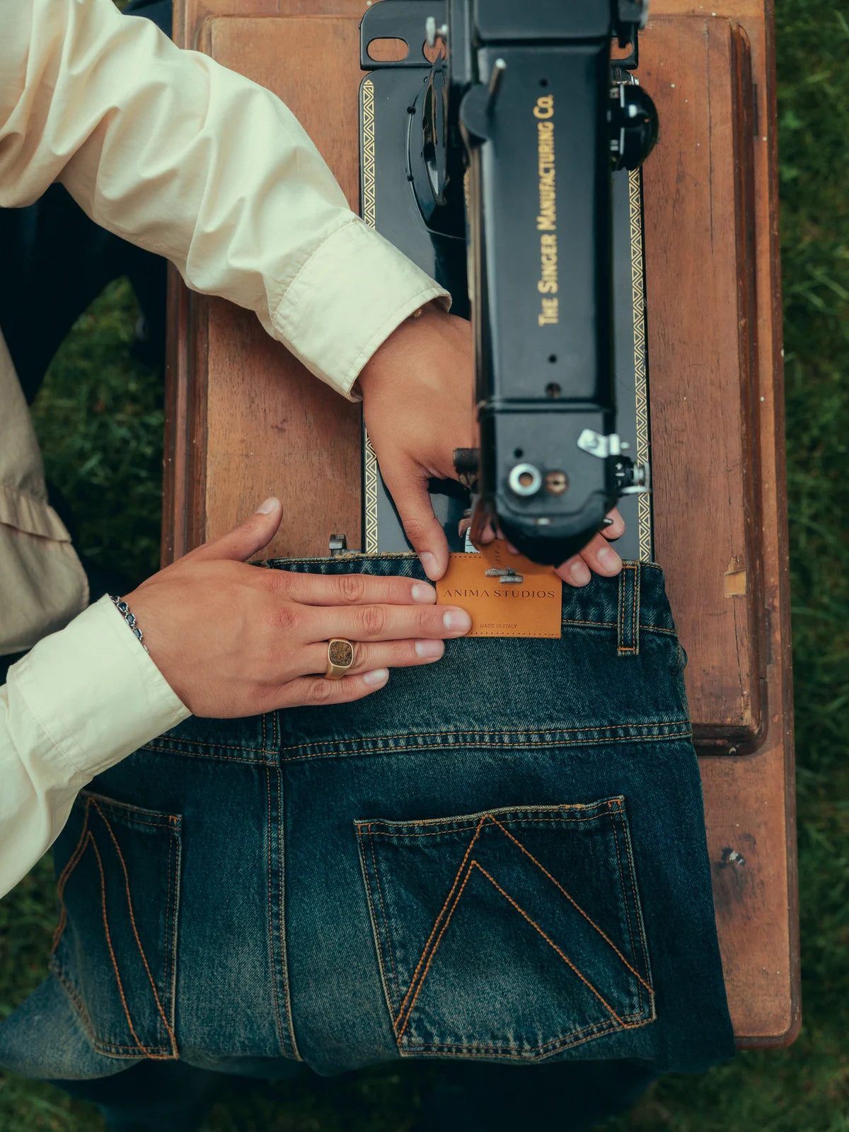 The Art of Dreams, dettaglio del denim alla macchina da cucire