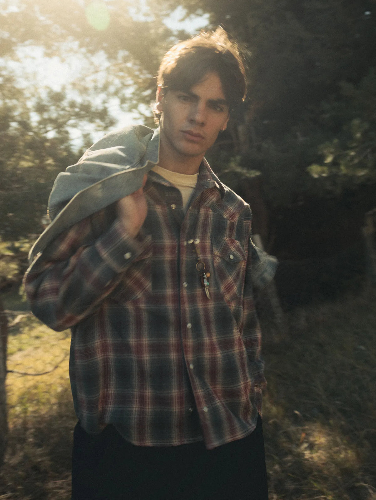 Country Roads FW26 Anima Studios, camicia di flanella e giubbino di denim in controluce