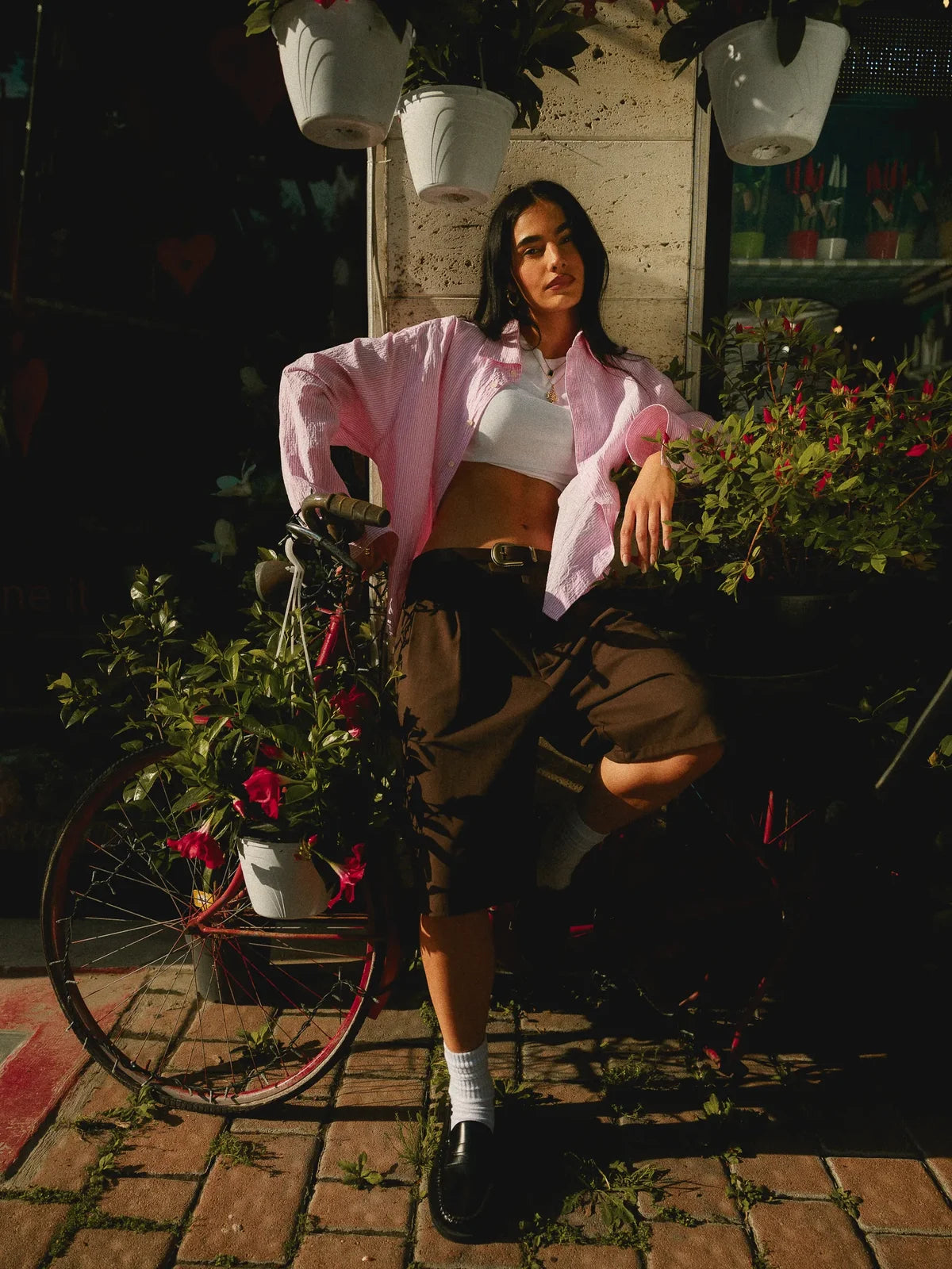 Flower Therapy, seduta accanto alla bicicletta