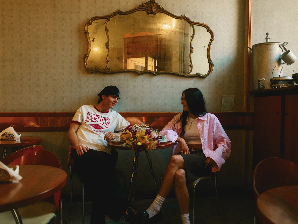 Flower Therapy, dentro il bar con gli specchi dorati