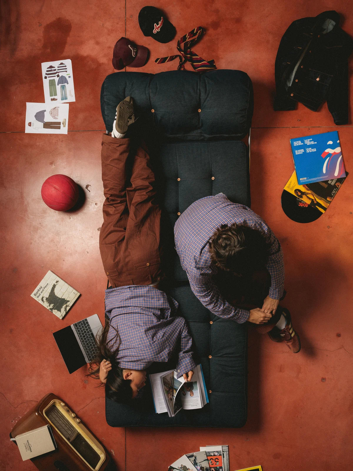 Routine Damn Routine, dall'alto con i libri