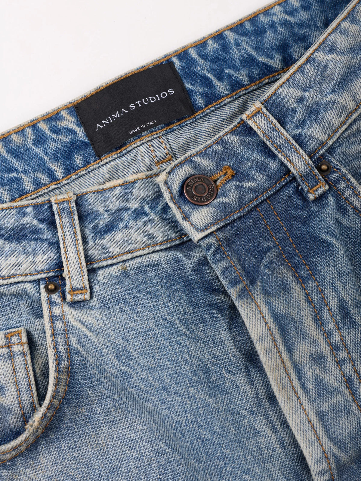 Dust Washed Denim Anima Studios, dettaglio della cinta e dell'etichetta