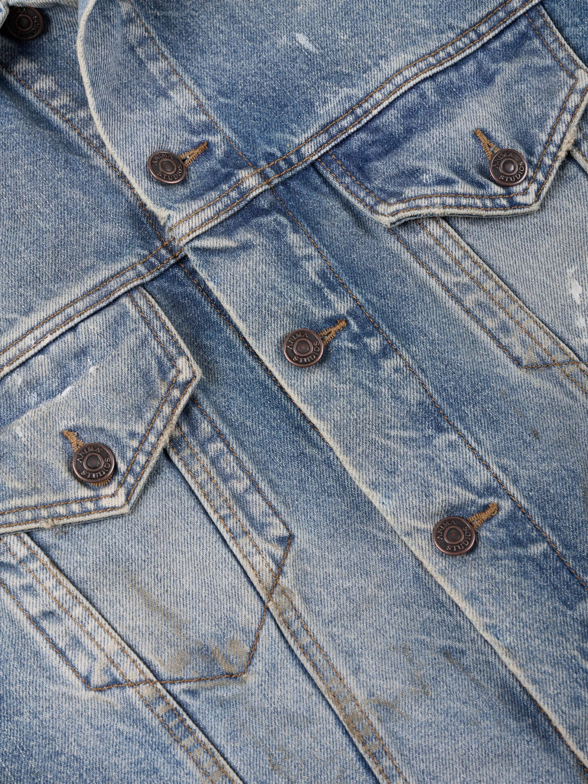 Dust Washed Denim Jacket Anima Studios, dettaglio dei bottoni in rame e delle lavorazioni a mano