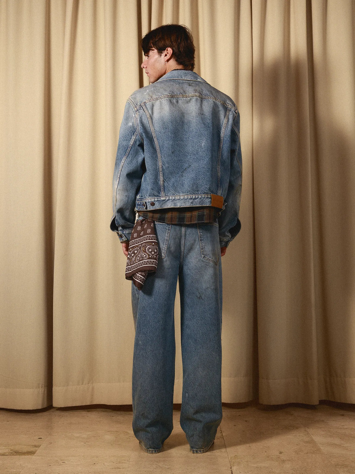 Dust Washed Denim Jacket Anima Studios indossato, vista posteriore