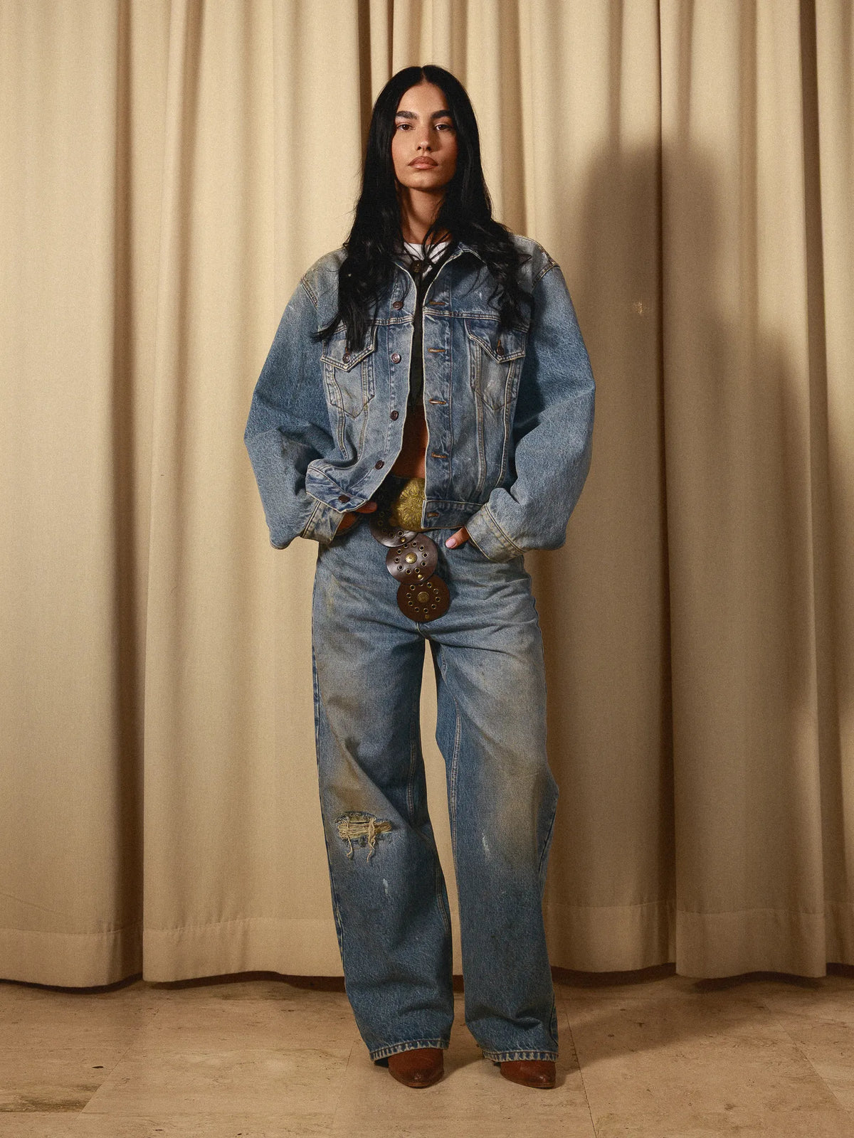 Dust Washed Denim Jacket Anima Studios indossato, vista frontale