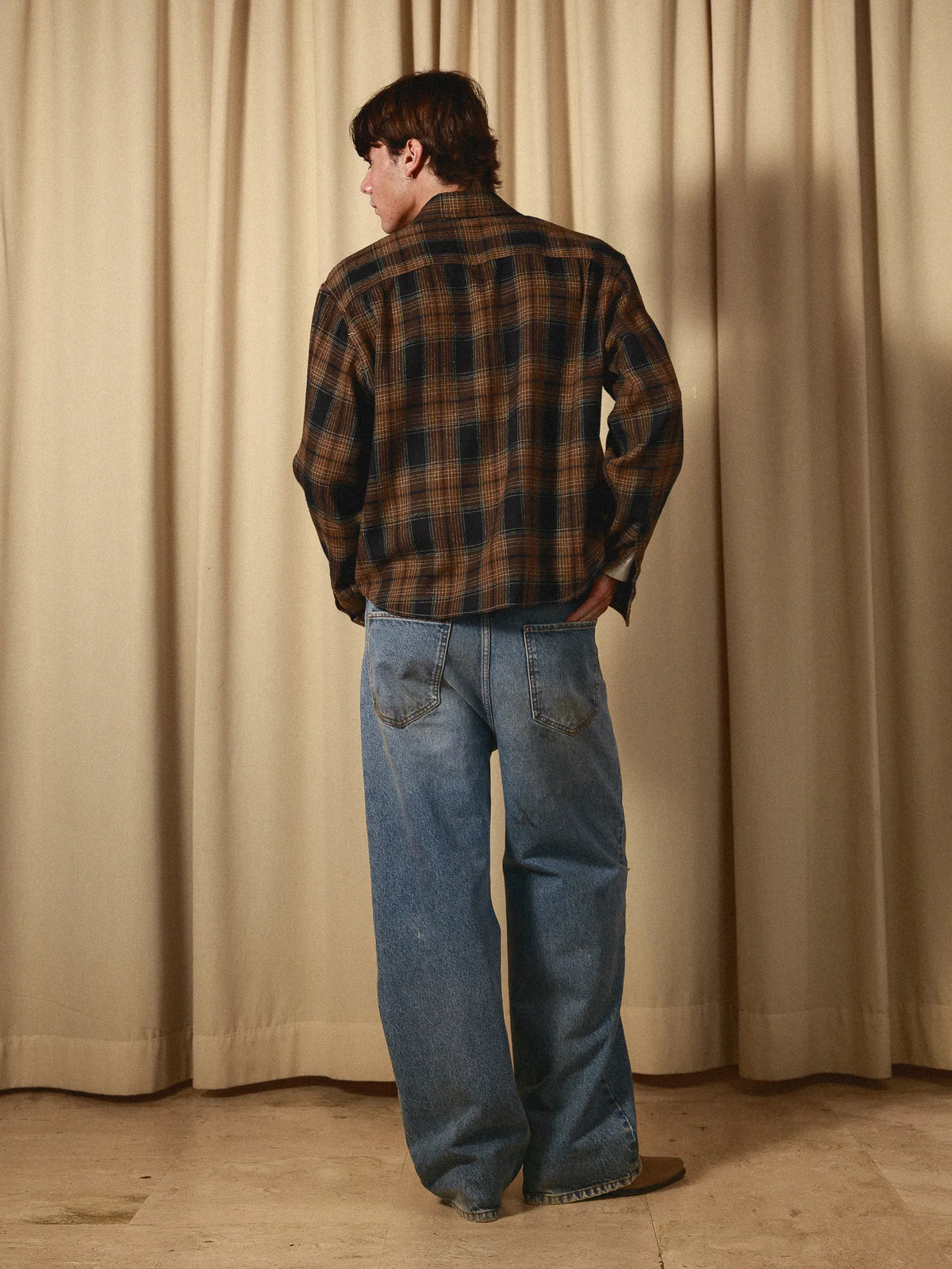 Dust Washed Denim Anima Studios indossato, vista posteriore