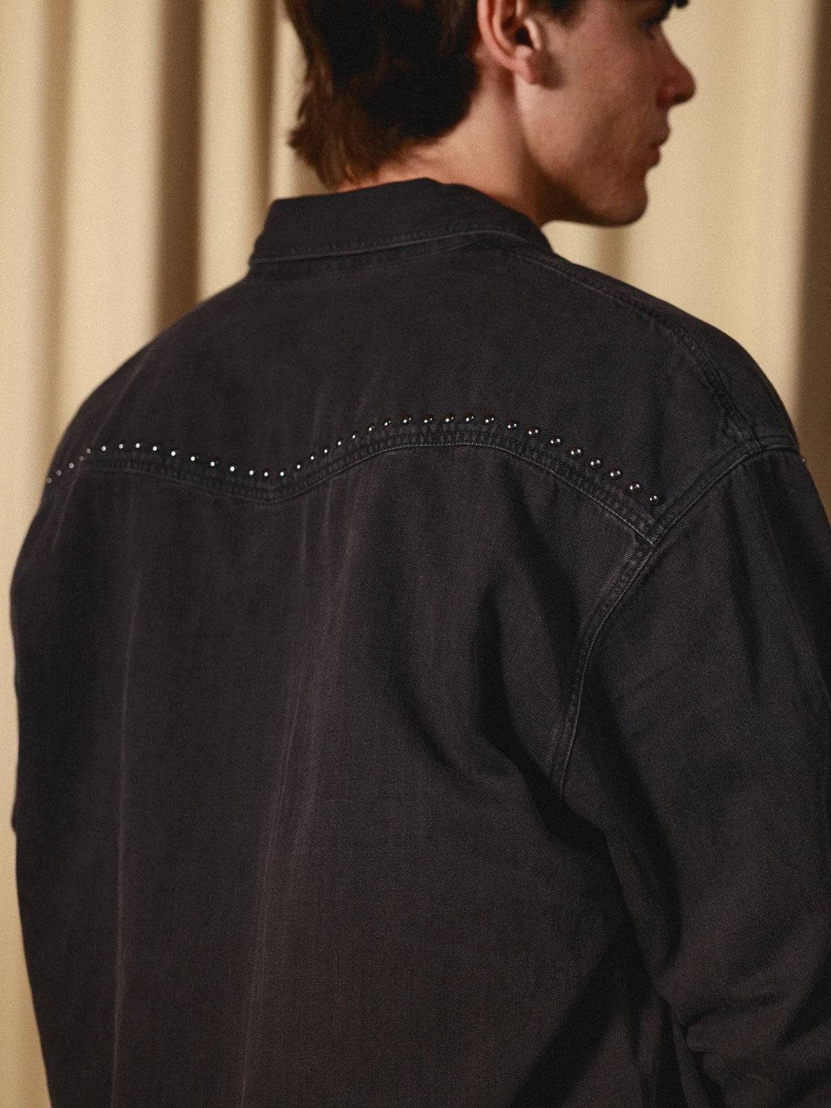 Studded Denim Overshirt Anima Studios, dettaglio del carré posteriore con borchie