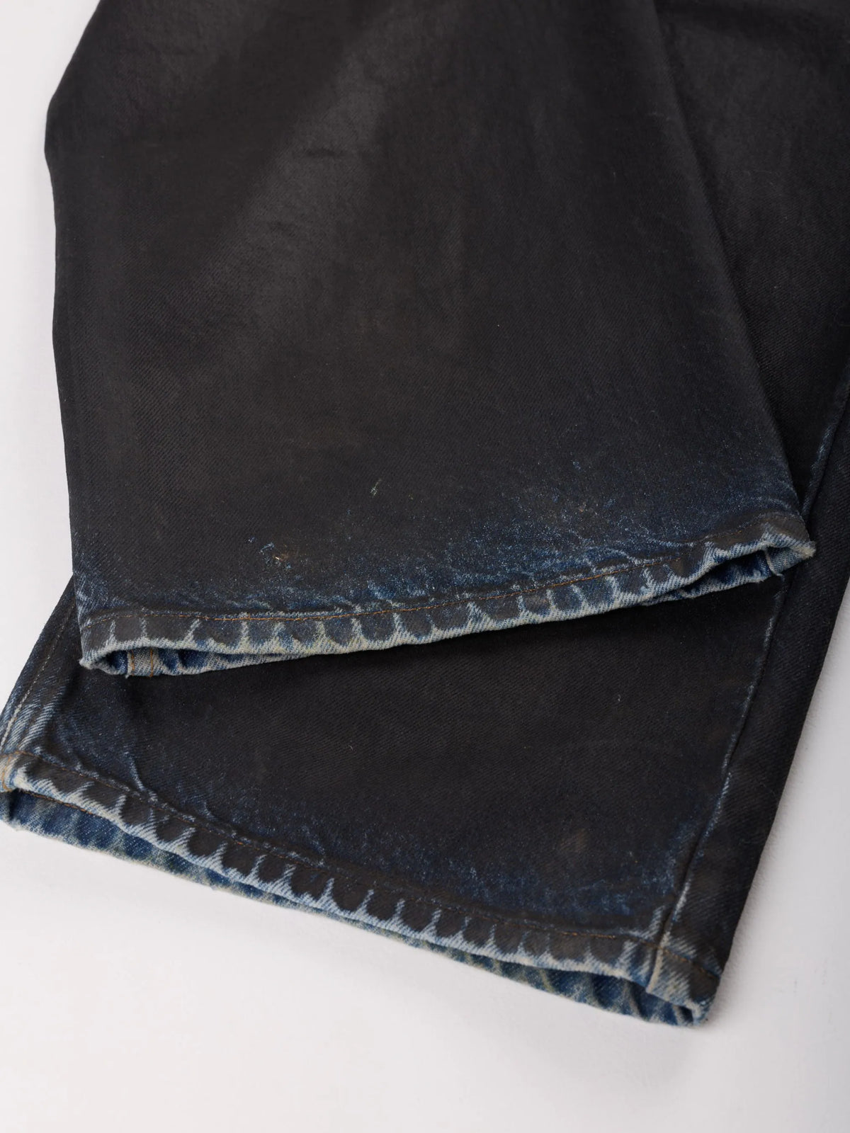Waxed Denim Anima Studios, dettaglio del fondo con il denim indaco a vista