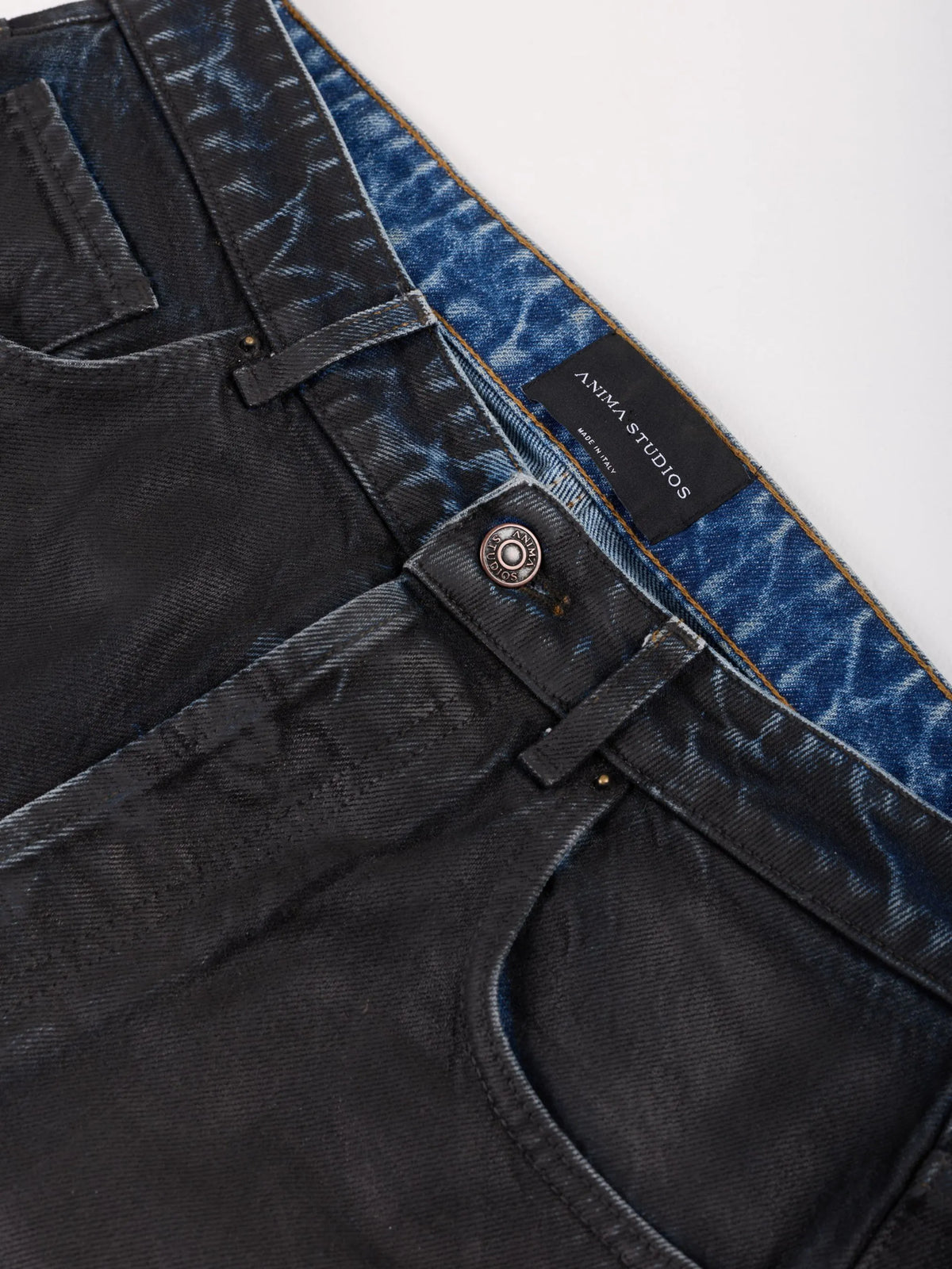 Waxed Denim Anima Studios, dettaglio della cinta con il denim indaco a vista