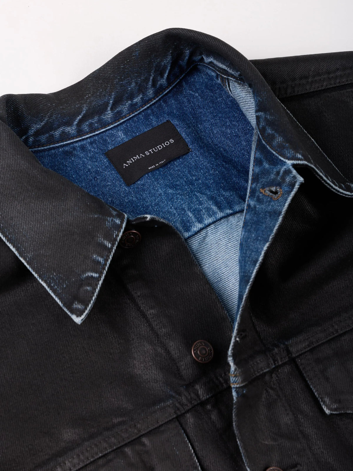 Waxed Denim Jacket Anima Studios, dettaglio del collo con il denim indaco a vista