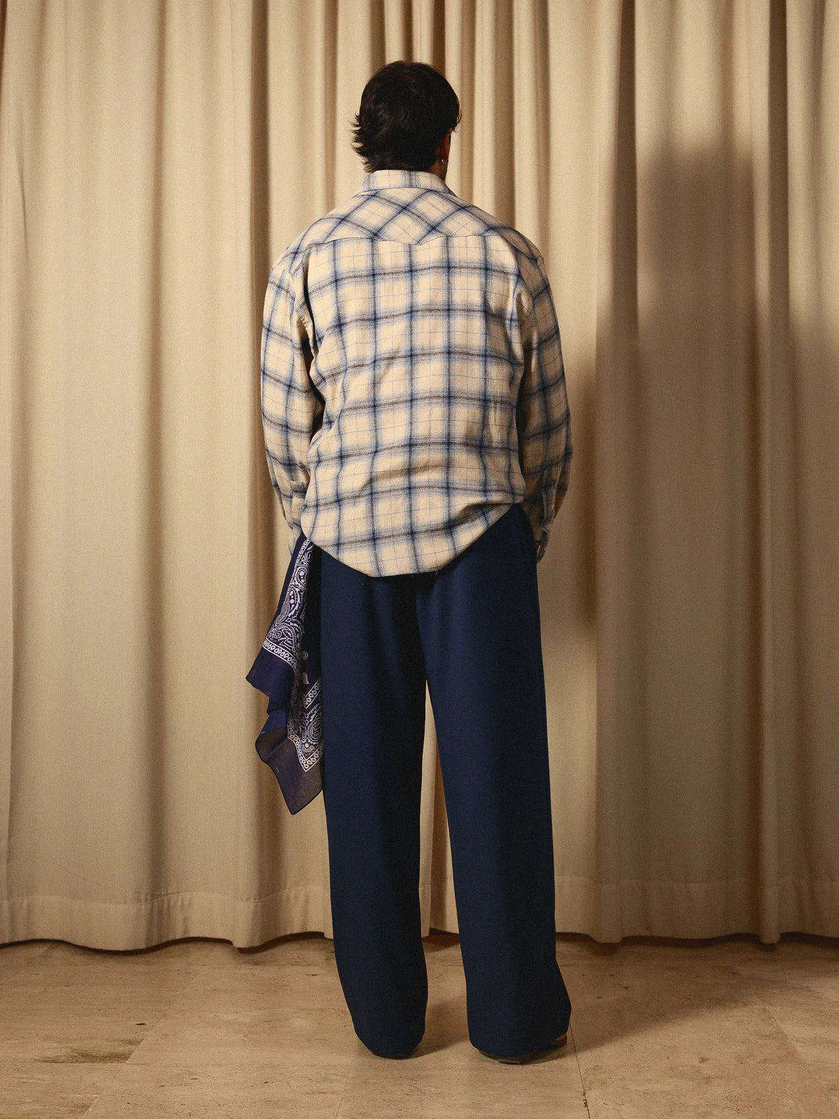 Western Flannel Overshirt Beige Anima Studios indossata, vista posteriore